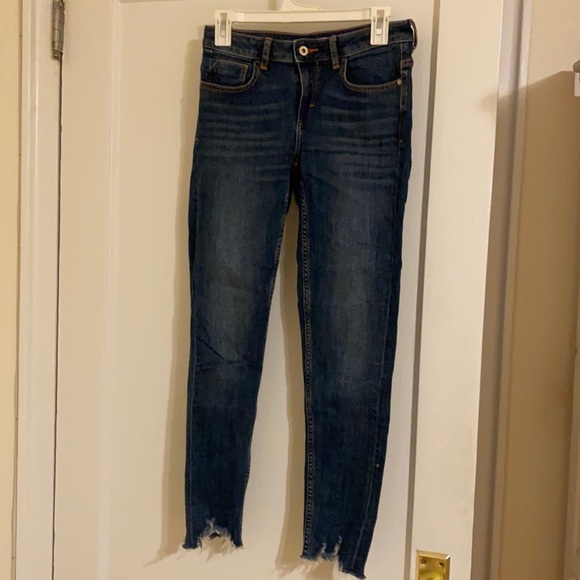 Skinny jeans with ripped hems